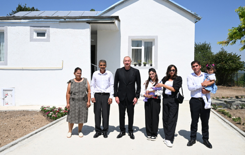 Präsident Ilham Aliyev und First Lady Mehriban Aliyeva besichtigen Wiederaufbau von Privathäusern und Infrastruktur im Dorf Kolatagh im Bezirk Aghdara  AKTUALISIERT  VIDEO