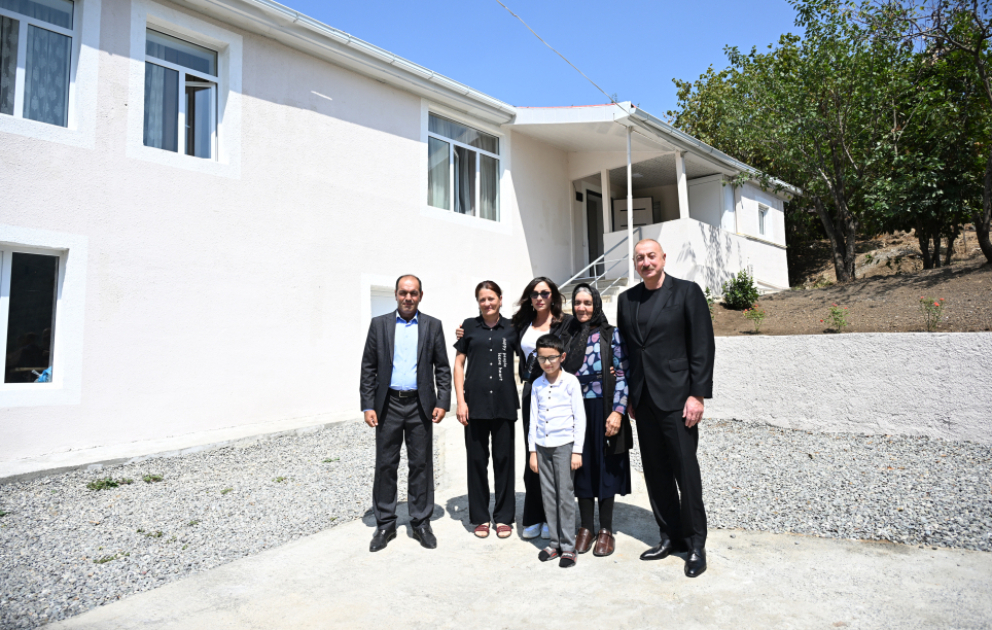 Le président Ilham Aliyev et la première dame Mehriban Aliyeva rencontrent les habitants des villages de Vengli et Kolatagh de la région d’Aghdéré VIDEO
