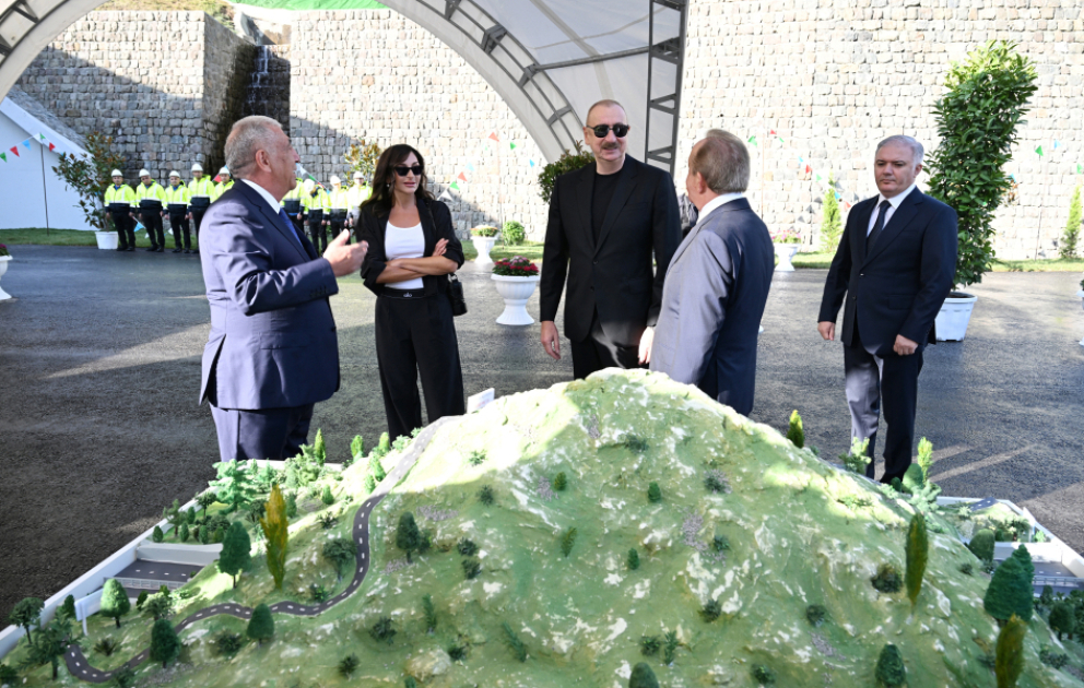 Le président Ilham Aliyev et la première dame Mehriban Aliyeva inspectent l’avancement des travaux de construction sur la route Toghanaly-Kelbedjer-Istissou MIS A JOUR VIDEO