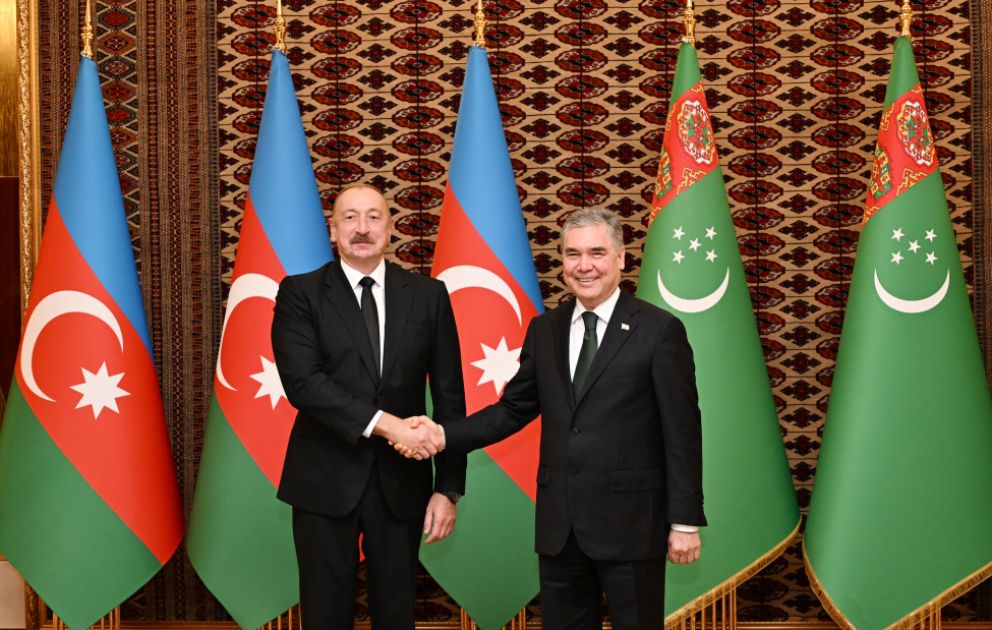 Präsident Ilham Aliyev führt mit dem Vorsitzenden des Volksrates Turkmenistans Vier-Augen-Gespräch AKTUALISIERT  VIDEO