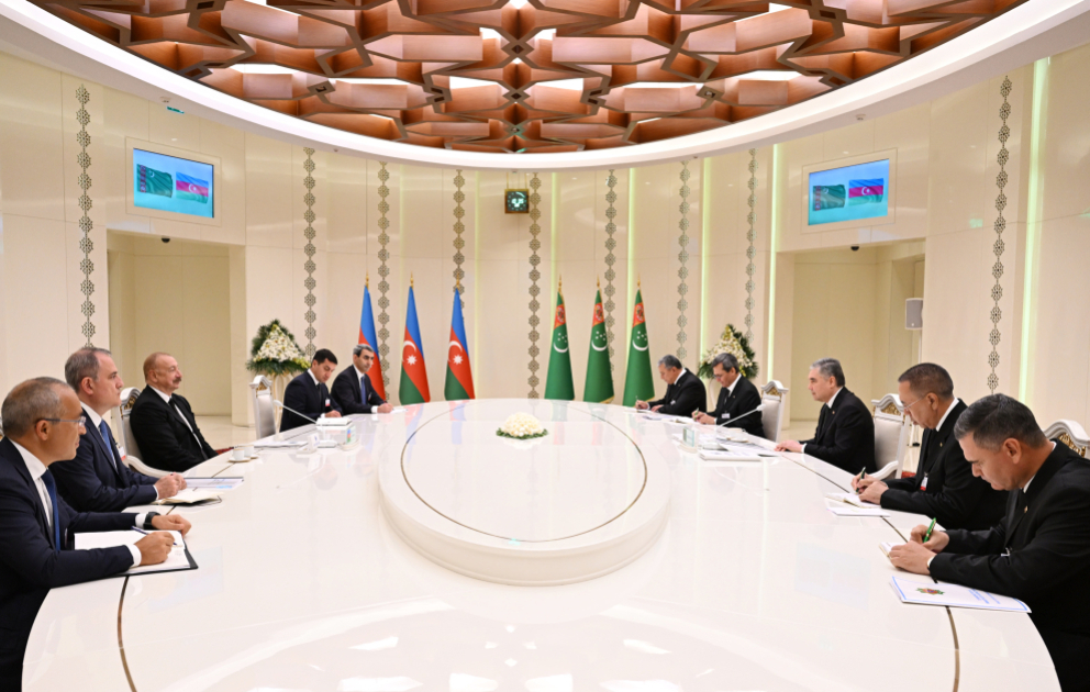 Präsident Aserbaidschans Ilham Aliyev führt Treffen mit dem Vorsitzenden des Volksrates von Turkmenistan im erweiterten Format  AKTUALISIERT-2  VIDEO
