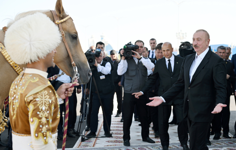 President Ilham Aliyev presented with Akhal-Teke horse VIDEO