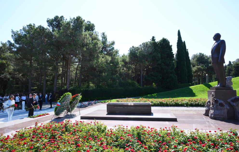 Participants of 2nd International Youth Forum on Multiculturalism visit tomb of National Leader Heydar Aliyev and Alley of Martyrs VIDEO