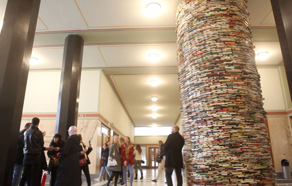 Prague : Caricaturistes sur le pont Charles et tour de livres dans la Bibliothèque municipale VIDEO