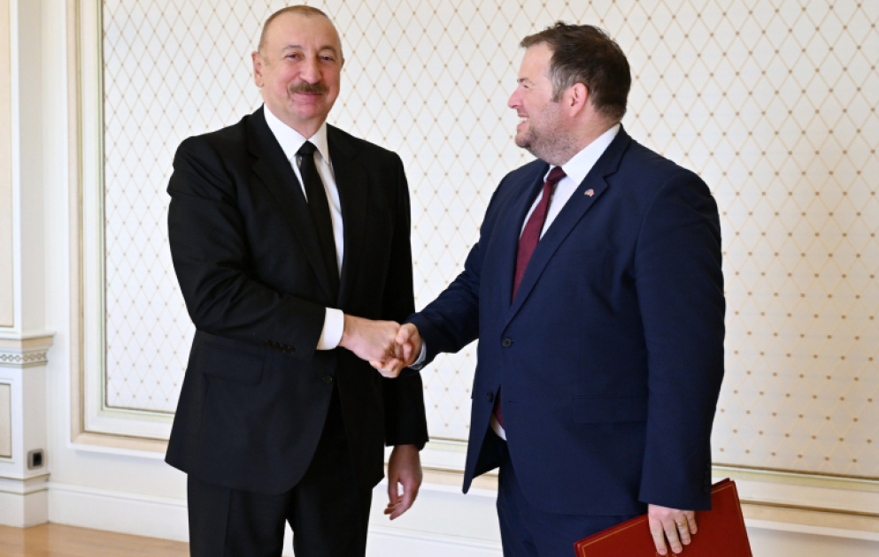 Präsident Ilham Aliyev empfängt britischen Staatsminister für Europa, Nordamerika und Überseegebiete VIDEO