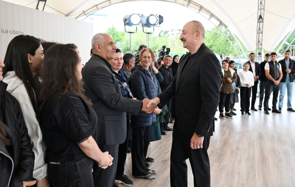 Präsident Ilham Aliyev trift sich mit Bewohnern der Siedlungen Girmizi Bazar, Hadrut und des Dorfes Sos AKTUALISIERT  VIDEO