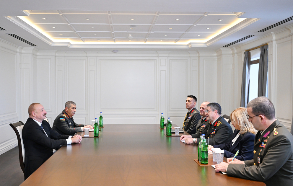 Präsident Ilham Aliyev empfängt türkischen Generalstabschef VIDEO