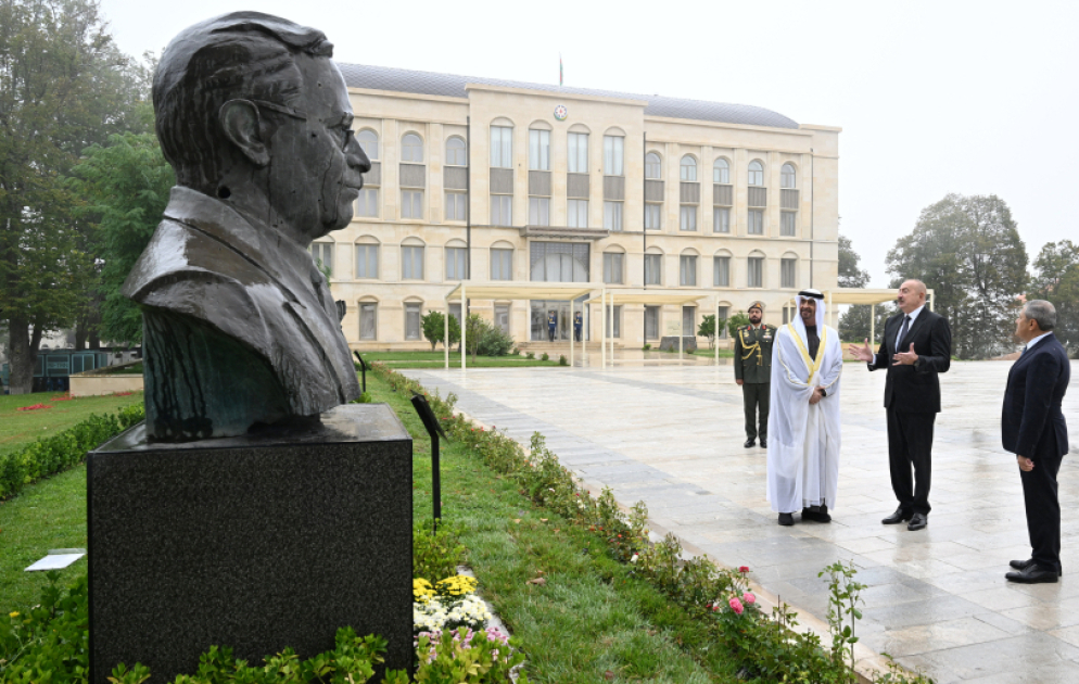Azərbaycan və Birləşmiş Ərəb Əmirliklərinin prezidentləri Şuşada Azərbaycanın tanınmış şəxsiyyətlərinin güllələnmiş heykəllərinə baxıblar VİDEO