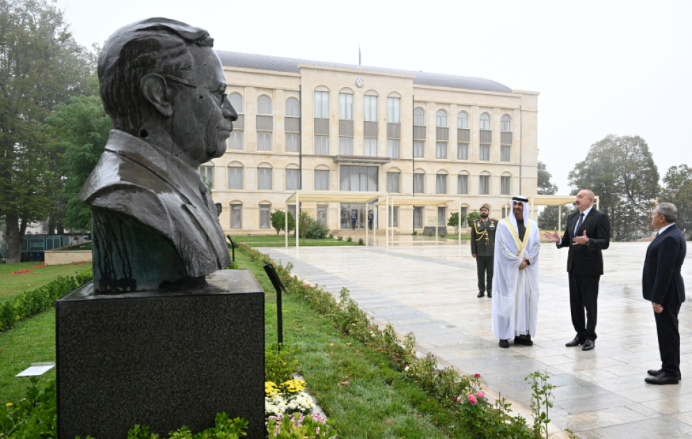 Präsident Ilham Aliyev und VAE-Präsident Scheich Mohamed bin Zayed Al Nahyan besichtigen in Schuscha durchsiebte Statuen bekannter aserbaidschanischer Persönlichkeiten VIDEO