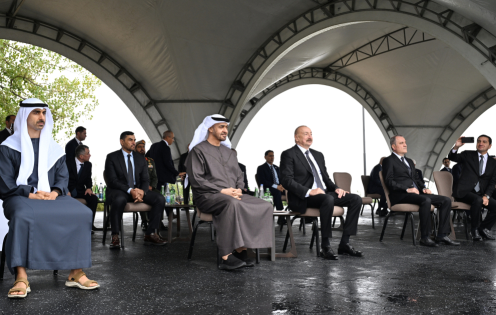 Präsidenten Ilham Aliyev und Scheich Mohamed bin Zayed Al Nahyan verfolgen Show der Karabach-Pferde AKTUALISIERT VIDEO