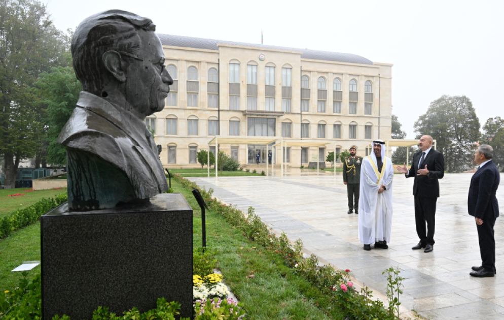 Les présidents azerbaïdjanais et émirien visitent les statues criblés de balles des éminentes personnalités azerbaïdjanaises VIDEO