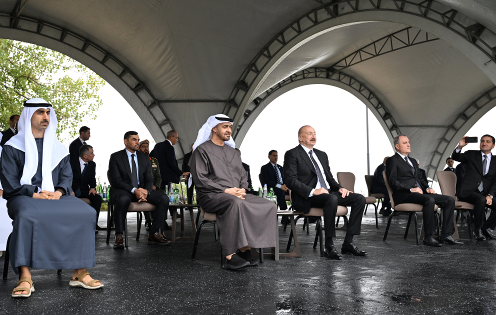 Les présidents Ilham Aliyev et le cheikh Mohammed ben Zayed Al Nahyan assistent à un spectacle des chevaux Karabagh sur la Plaine de Djydyr VIDEO