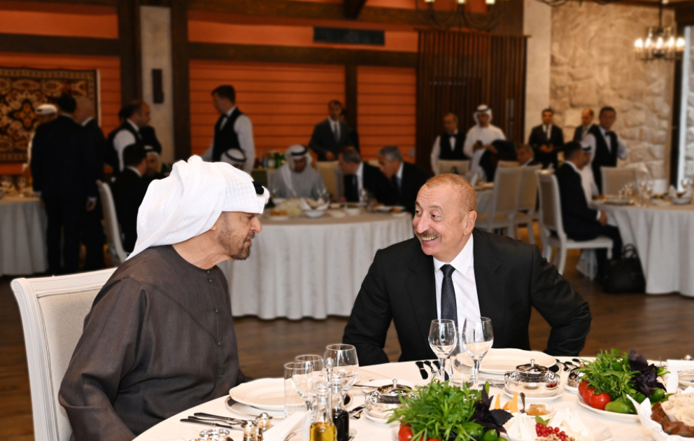Un déjeuner officiel offert en l’honneur du président des Emirats arabes unis à Choucha VIDEO