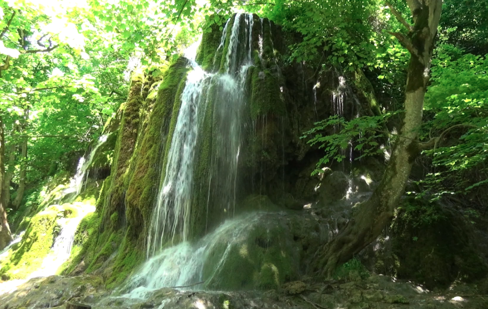 Grüner Teppich auf dem Felsen – Wasserfall Mamirli VIDEO