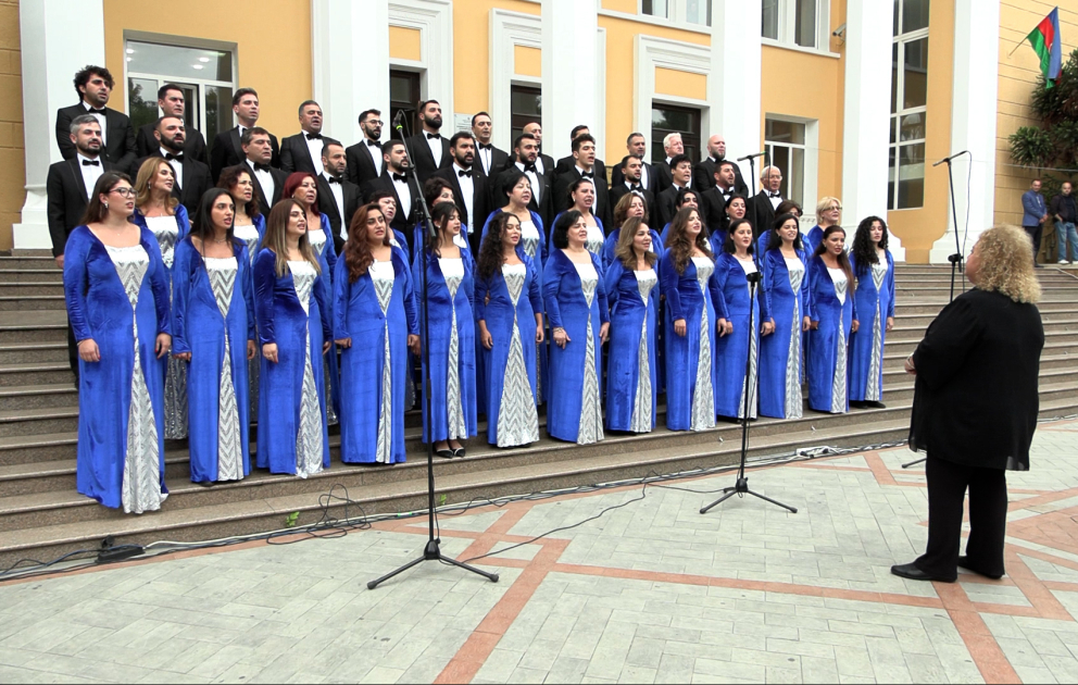 Bakı Musiqi Akademiyasının qarşısında Milli Musiqi Günü təntənəli şəkildə qeyd edilib VİDEO
