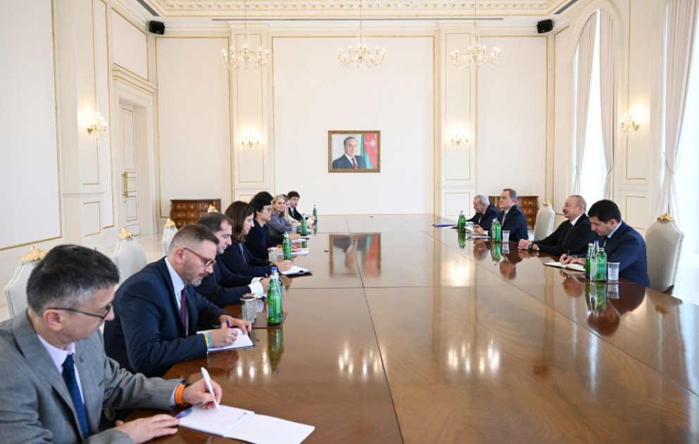 Prezident İlham Əliyev Avropa İttifaqının Genişlənmə üzrə komissarını qəbul edib VİDEO