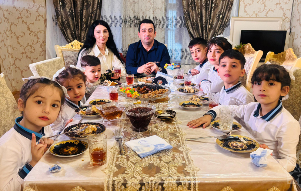Çoxuşaqlı Mustafayevlər ailəsi - sevgi, təhsil və musiqi ilə dolu 9 nəfərlik ailə  FOTO  VİDEO