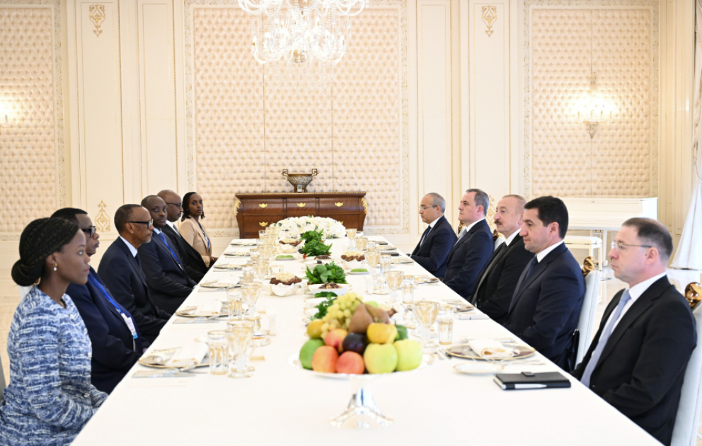 Präsident Ilham Aliyev hält erweitertes Treffen beim Arbeitsmittagessen in Baku mit seinem ruandischen Amtskollegen ab AKTUALISIERT VIDEO