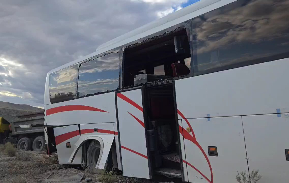 Naxçıvan-Bakı avtobusu dərəyə aşıb, 17 nəfər yaralanıb YENİLƏNİB  VİDEO