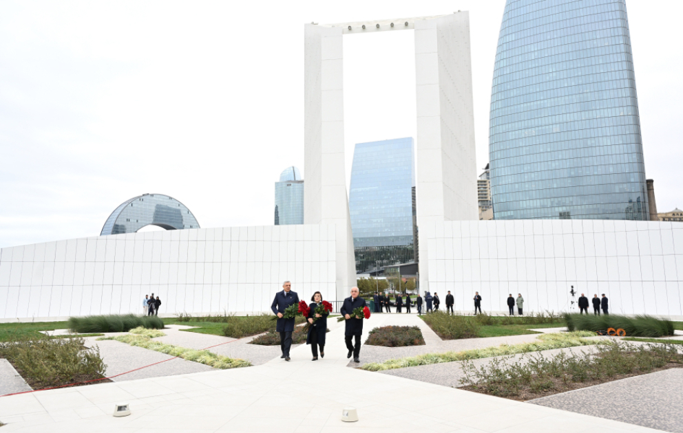 Staats- und Regierungsvertreter besuchen Siegespark in Baku VIDEO