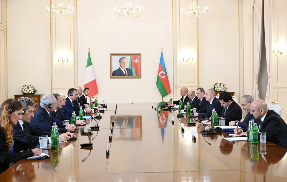 Les présidents Ilham Aliyev et Sergio Mattarella tiennent une réunion élargie aux délégations MIS A JOUR VIDEO