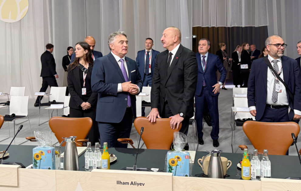 Präsident Ilham Aliyev nimmt an Eröffnung der Plenarsitzung des 7. Gipfels der Europäischen Politischen Gemeinschaft teil VIDEO