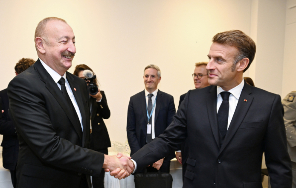 Präsident von Aserbaidschan Ilham Aliyev tifft Frankreichs Präsident Emmanuel Macron in Kopenhagen AKTUALISIERT VIDEO