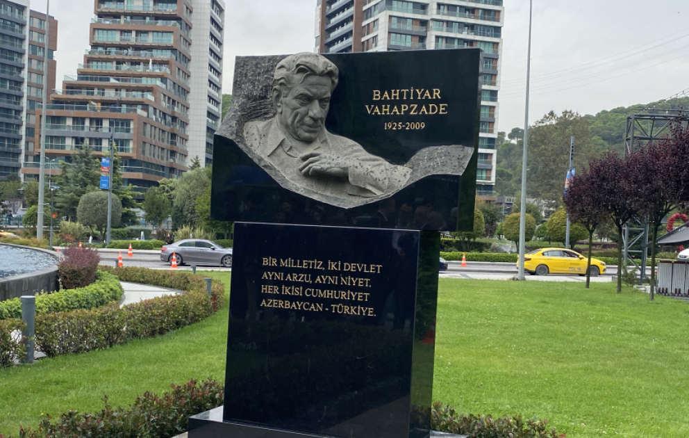 İstanbulda Azərbaycanın Xalq şairi Bəxtiyar Vahabzadənin barelyefi açılıb VİDEO