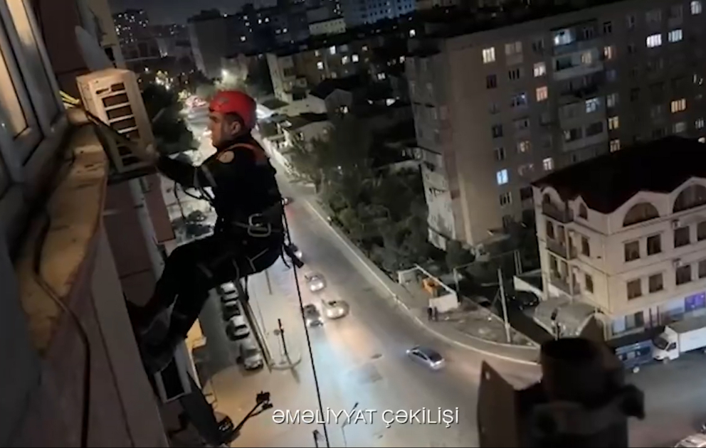 FHN əməkdaşları bağlı qapı arxasında qalan vətəndaşları xilas ediblər VİDEO