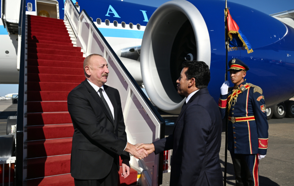 Präsident Ilham Aliyev zu Arbeitsbesuch in Ägypten eingetroffen VIDEO