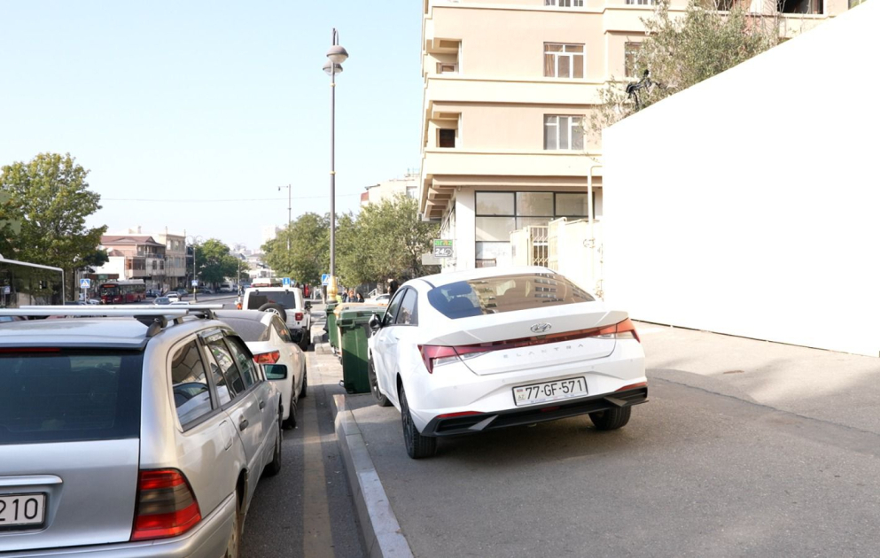 Polis nəqliyyat vasitələrini piyada səkilərində saxlayan sürücülərə bir daha çağırış edib VİDEO