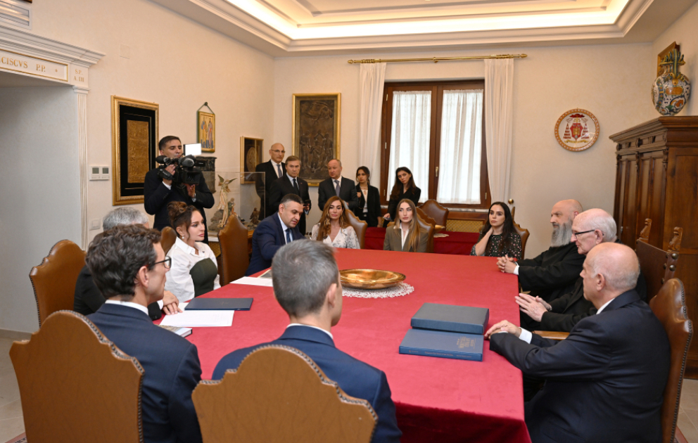 Mehriban Aliyeva rencontre l’archiprêtre de la basilique Saint-Paul-hors-les-murs au Vatican VIDEO