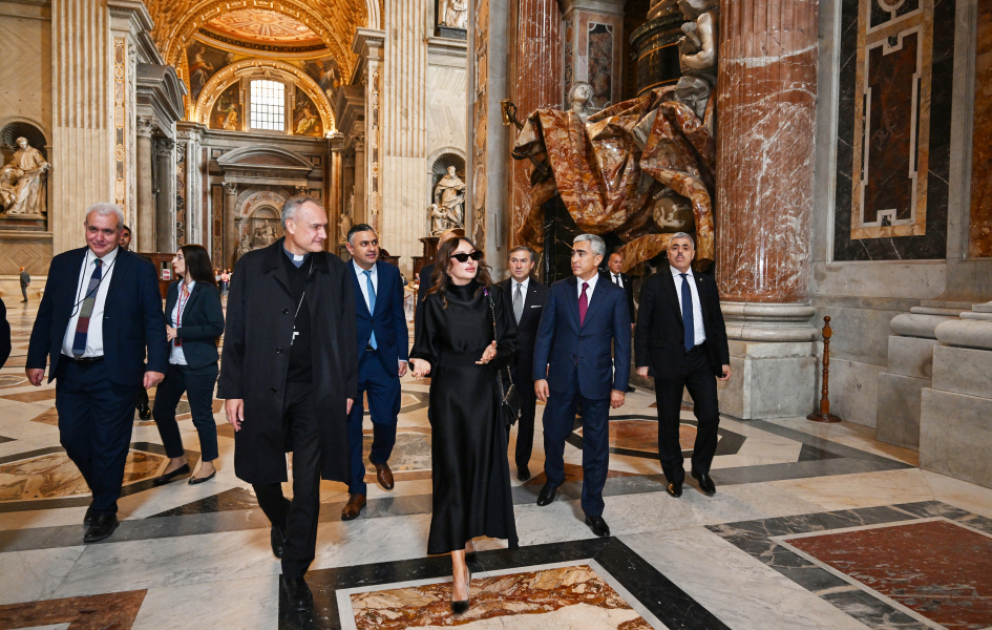 Erste Vizepräsidentin Mehriban Aliyeva besichtigt Restaurierungsfortschritte am Petersdom VIDEO