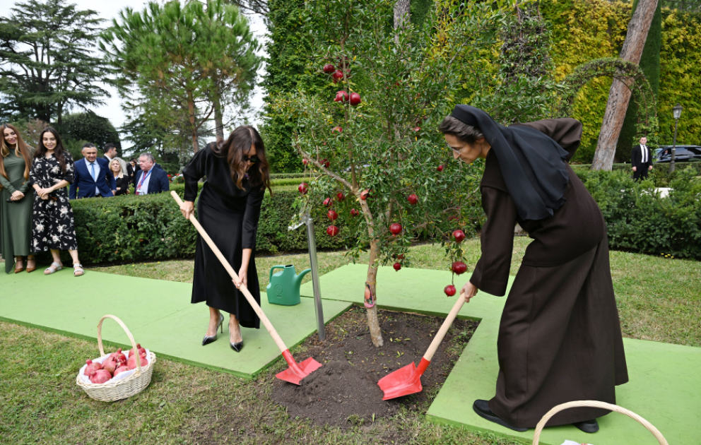 Erste Vizepräsidentin Mehriban Aliyeva nimmt gemeinsam mit Familienangehörigen an einer Baumpflanzungszeremonie in den Vatikanischen Gärten teil VIDEO