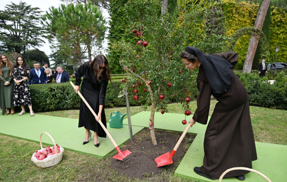 La première vice-présidente azerbaïdjanaise et les membres de sa famille participent à une cérémonie de plantation d’arbre au Vatican VIDEO