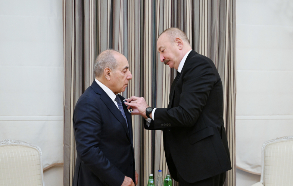 Präsident Ilham Aliyev überreicht Yagub Eyyubov Istiglal-Orden AKTUALISIERT  VIDEO