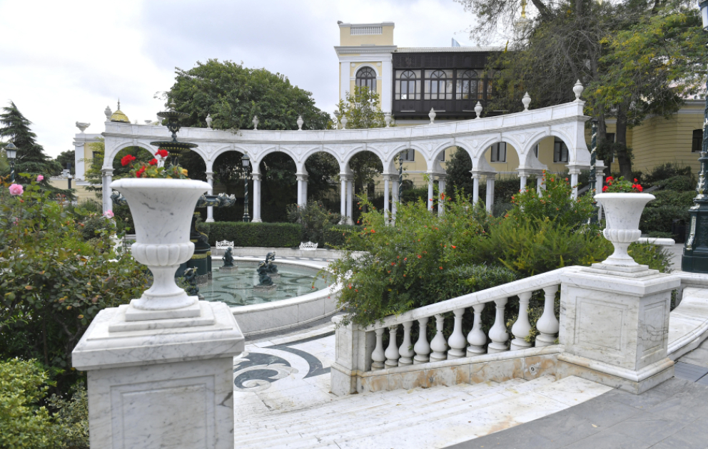 A beautiful and calm location, idyllic setting – Philharmonic Garden VIDEO