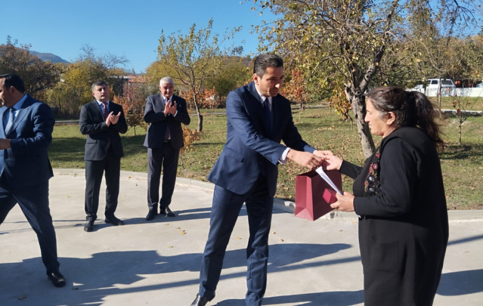 В села Тезебина, Баллыджа и Бадара Ходжалинского района отправлена очередная группа переселенцев ВИДЕО