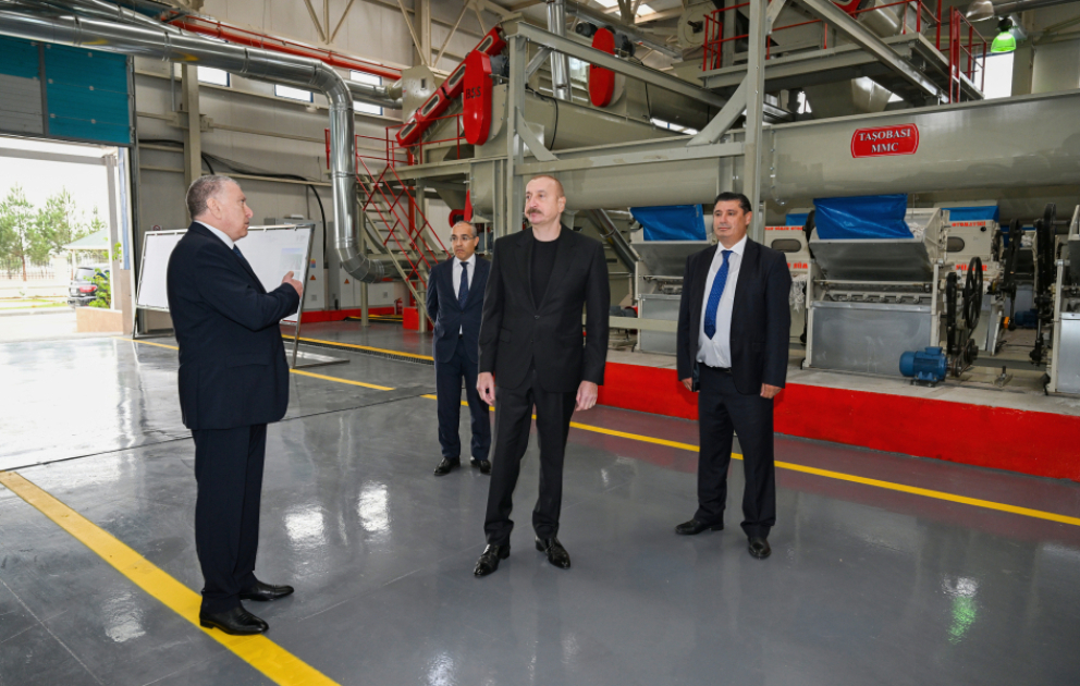 Prezident İlham Əliyev Sabirabadda pambıq emalı zavodunun fəaliyyəti ilə tanış olub VİDEO