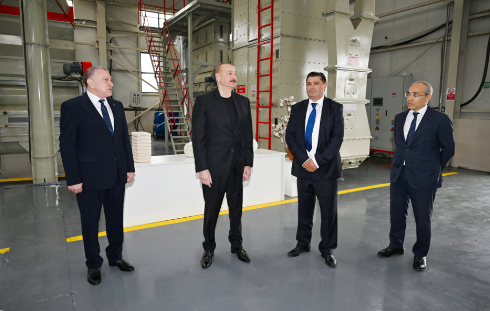Le président de la République visite une usine de traitement du coton à Sabirabad VIDEO