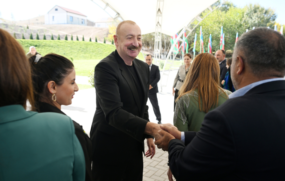 Präsident Ilham Aliyev übergibt Wohnungsschlüssel an Bewohner des Dorfes Horovlu im Bezirk Jabrayil  AKTUALISIERT VIDEO