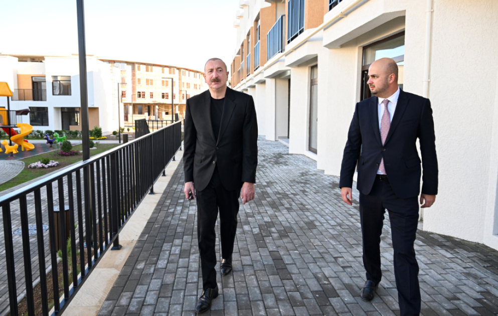 Le président Ilham Aliyev inspecte les travaux réalisés dans le complexe résidentiel de 104 appartements à Zenguilan VIDEO