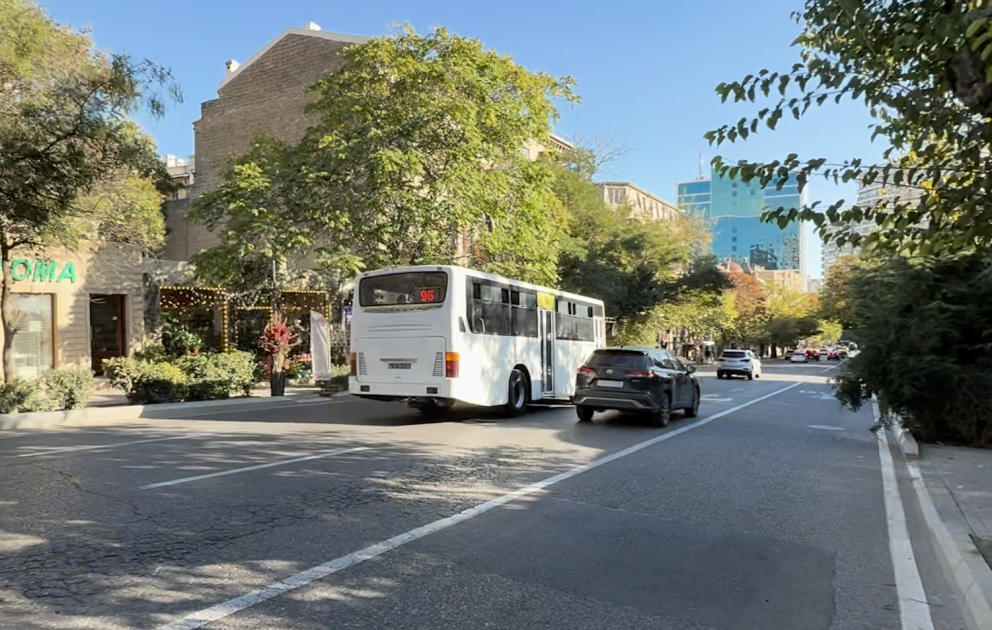 Xüsusi zolaqdan istifadə etməyən avtobus sürücüləri VİDEO