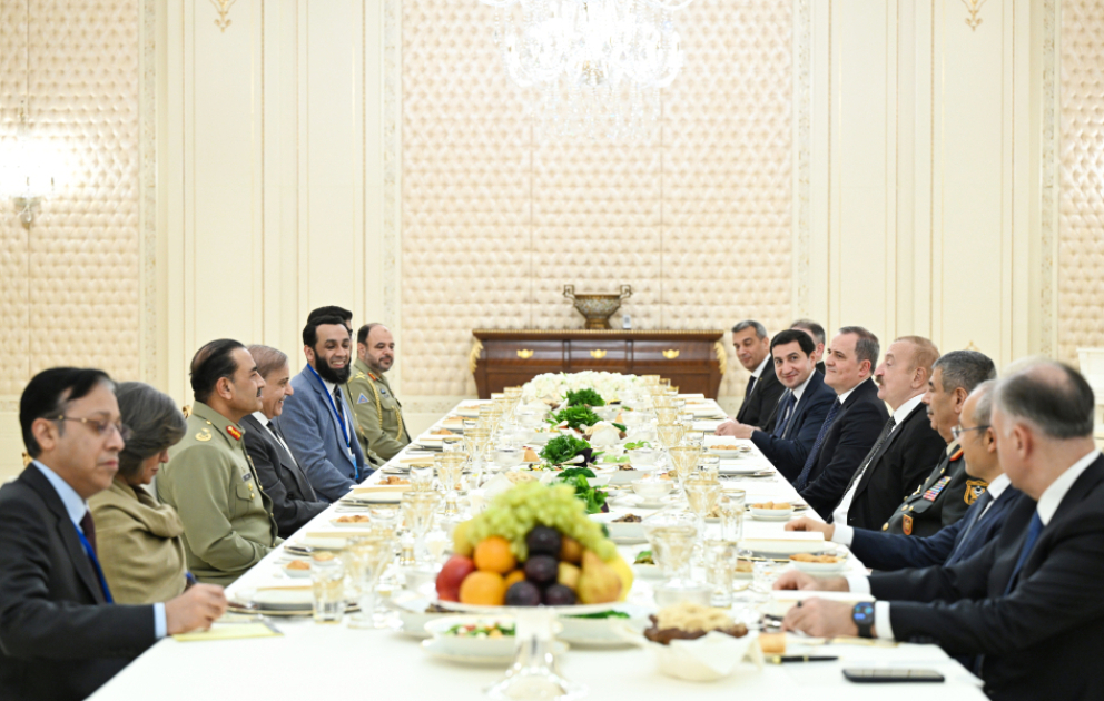 Gemeinsames Diner von Präsident Ilham Aliyev mit Premierminister Muhammad Shehbaz Sharif VIDEO