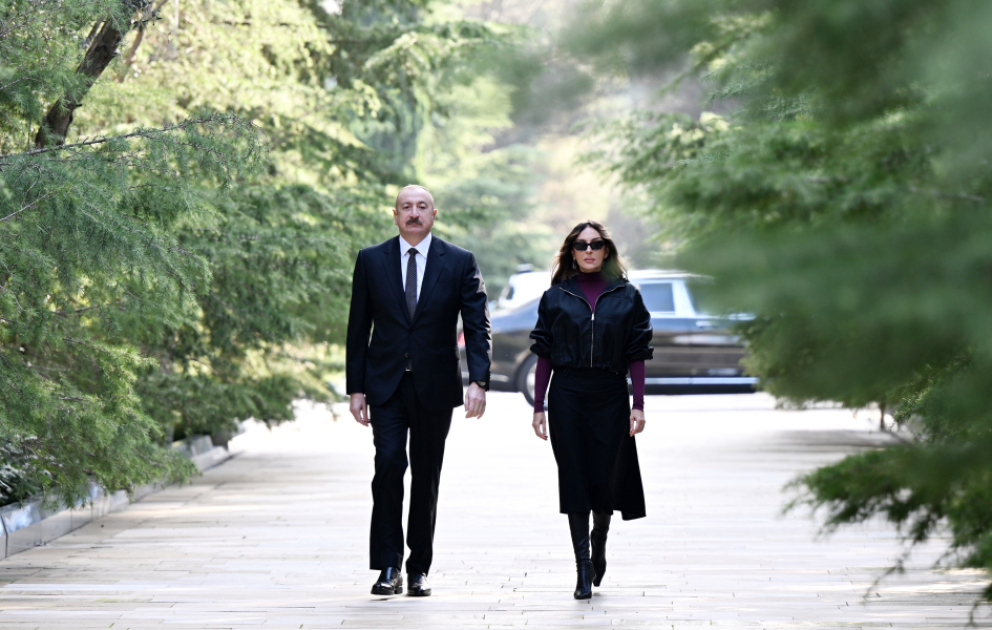 Prezident İlham Əliyev və birinci xanım Mehriban Əliyeva Ulu Öndər Heydər Əliyevin məzarını ziyarət ediblər VİDEO