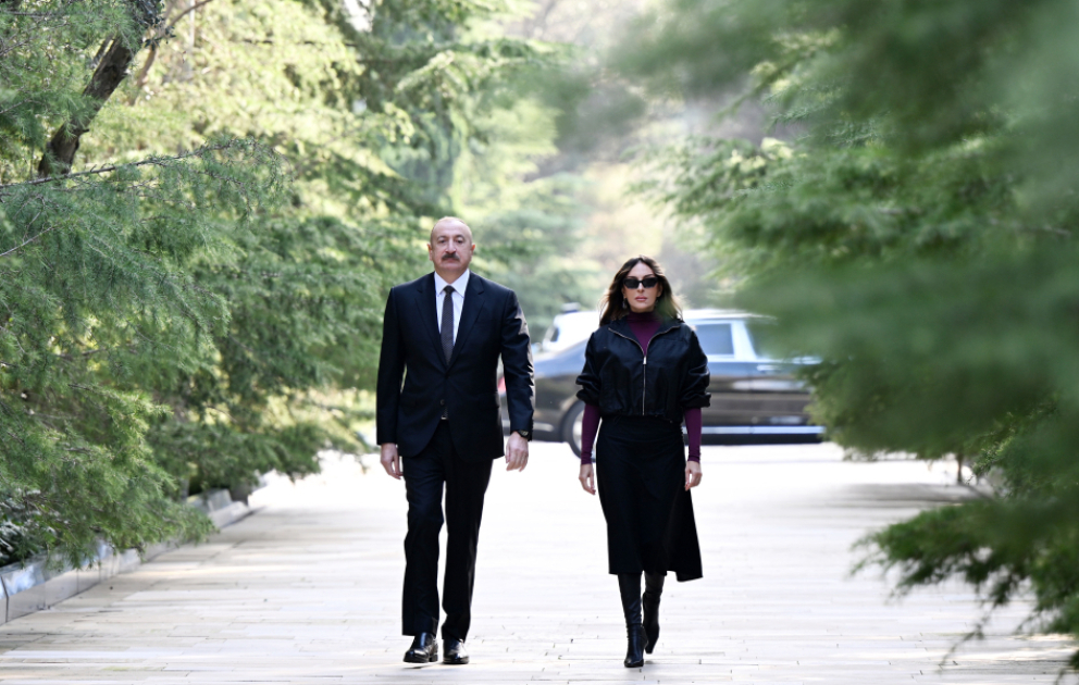 Präsident Ilham Aliyev und First Lady Mehriban Aliyeva besuchen Grabmal von Nationalleader Heydar Aliyev VIDEO