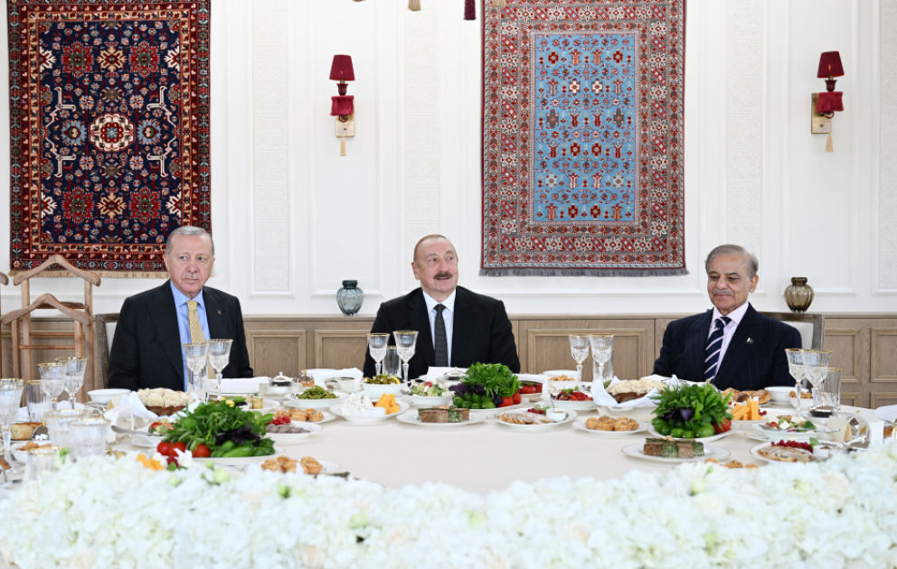 Gemeinsames Diner von Ilham Aliyev, Recep Tayyip Erdogan und Muhammad Shehbaz Sharif in Baku VIDEO