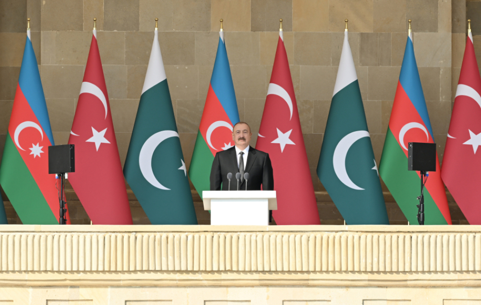 Militärparade zum fünften Jahrestag des Sieges im Vaterländischen Krieg in Baku VIDEO