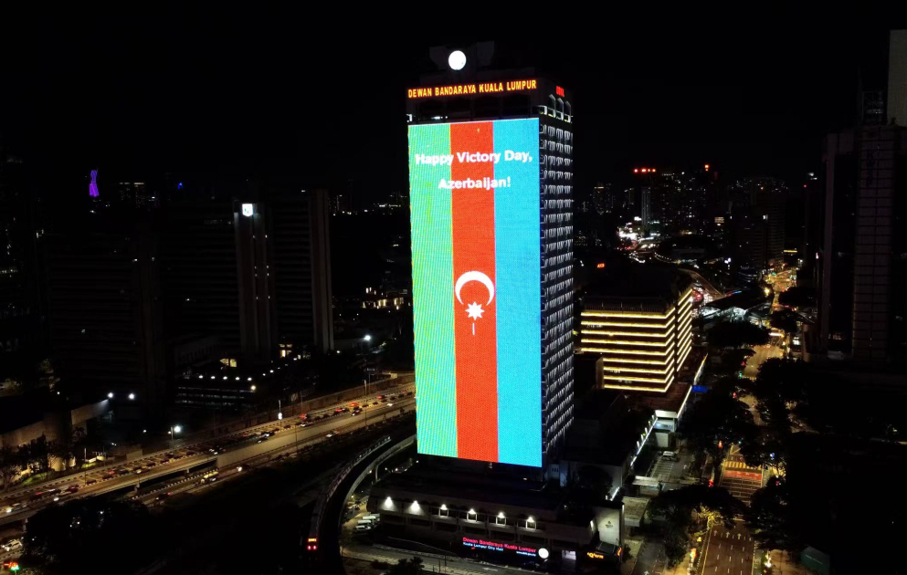 Kuala-Lumpur bələdiyyəsinin binası Azərbaycan bayrağının rəngləri ilə işıqlandırılıb VİDEO
