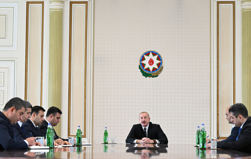 Prezident İlham Əliyev Naxçıvanda Prezidentin yeni səlahiyyətli nümayəndəsini və bir sıra rayonların icra hakimiyyətlərinə təyin olunan başçıları qəbul edib VİDEO